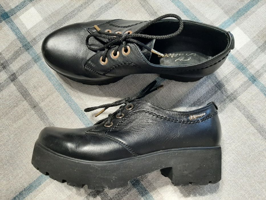 Шкіряні туфлі на шнурівках