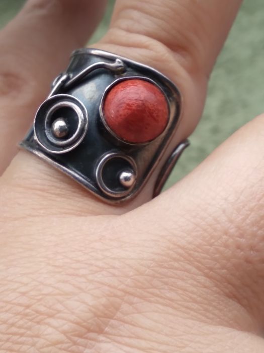 Sprzedam pierścionek z koralem