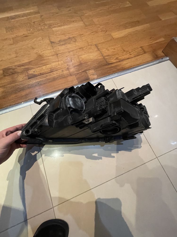 Sprzedam nową lampę przednią do Audi A4 B8