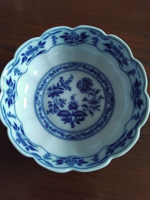 Peça  da Vista Alegre da coleção  Margão. Ta