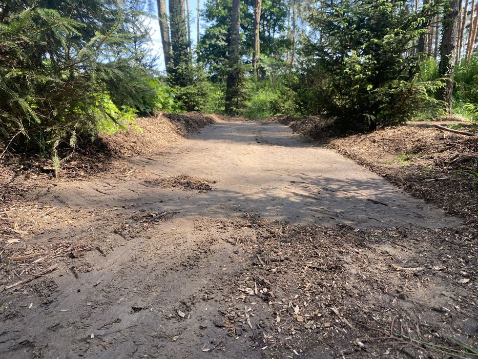 Niwelacja utwardzanie  terenu podjazdy drogi dojazdowe parkingi