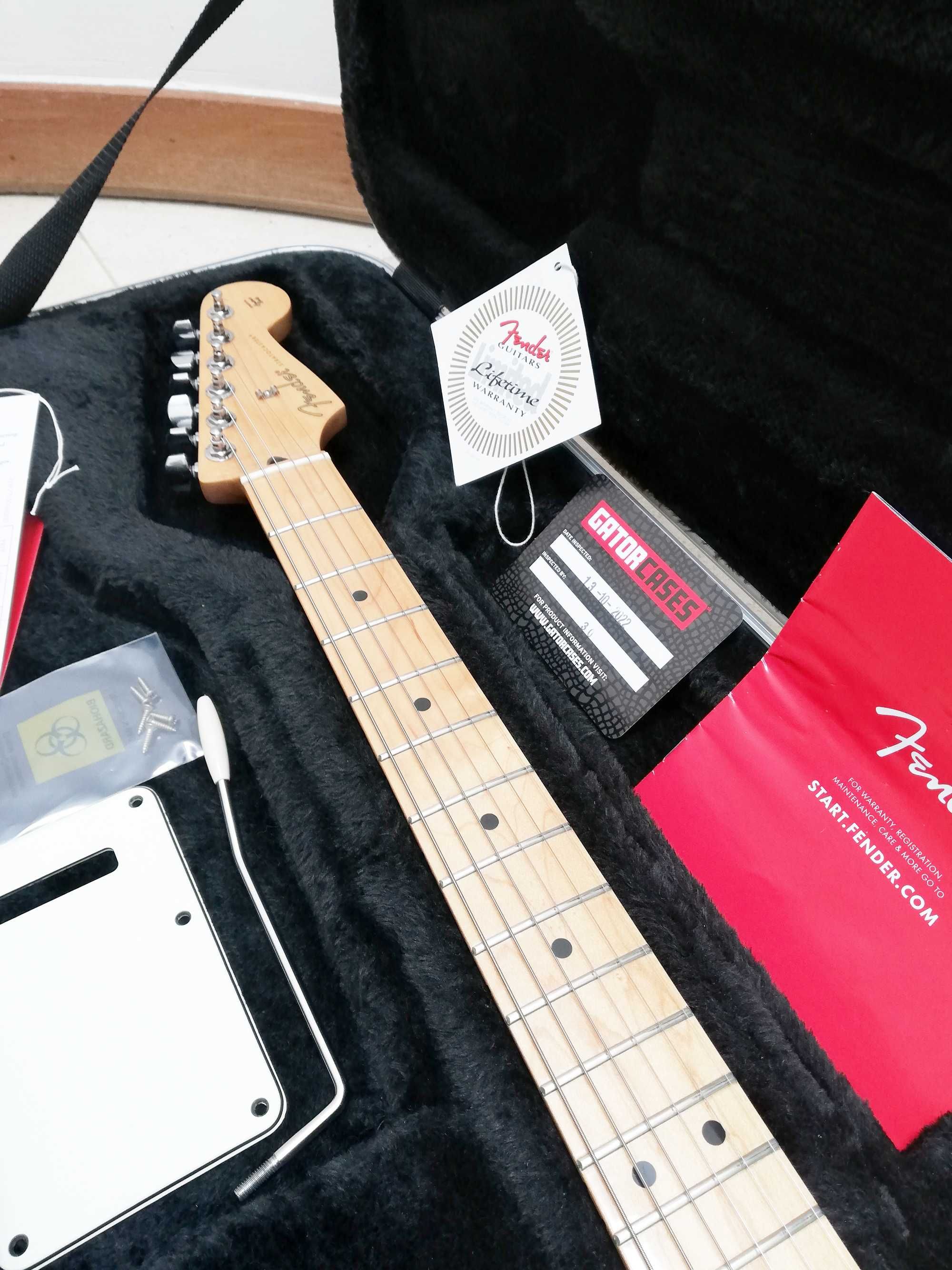 Fender Player Stratocaster MN 3TS + Hardcase Gator