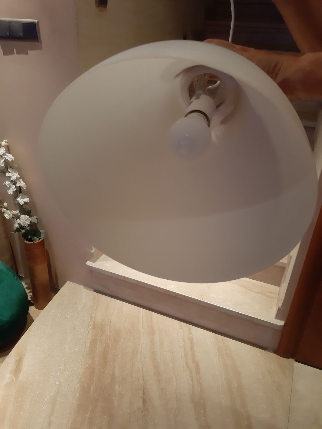 Lampa biała plastik żarówka kolekcja home lampka salon kuchnia wisząca