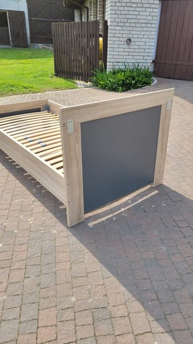 Łóżko z materacem