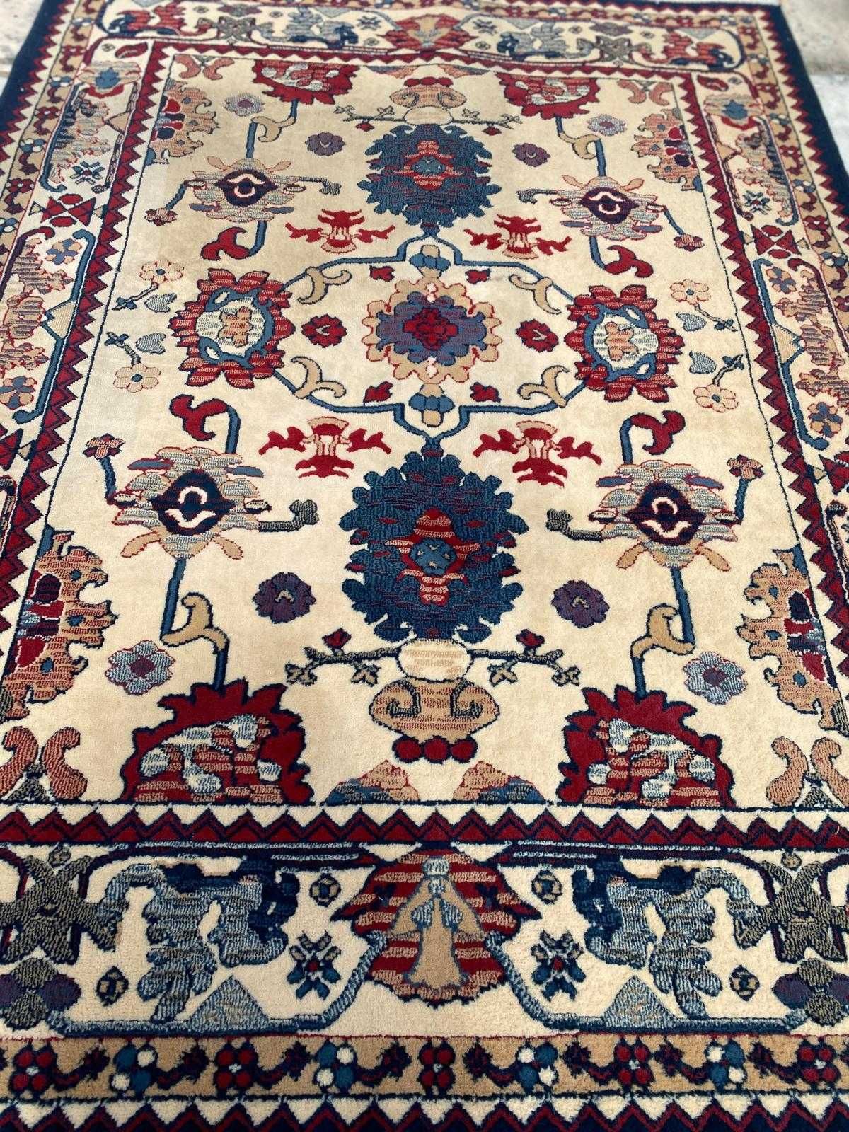 Carpete Persa com base em creme e outros tons como vermelho e azul