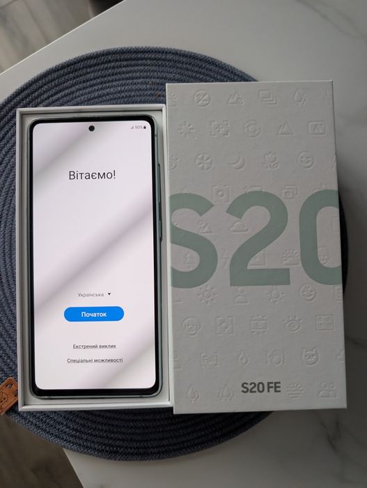 Телефон Samsung S20 FE
