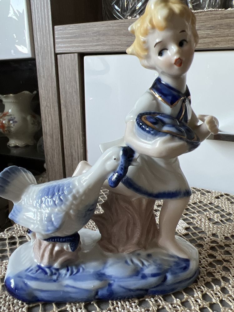 Figurka porcelanowa dxiewczynka z indykiem kobalt do kolekcji