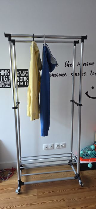 Charriot para roupas e arrumação