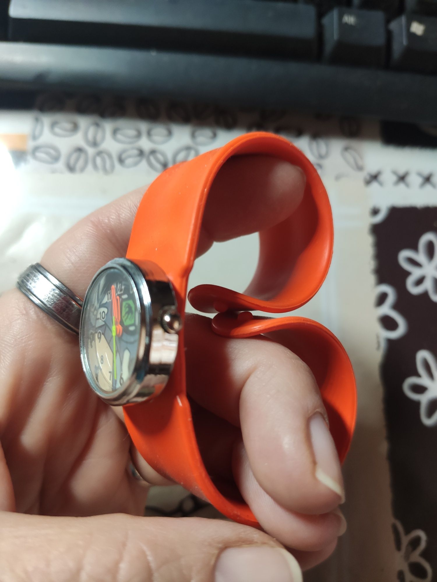 Детские часы и игрушка