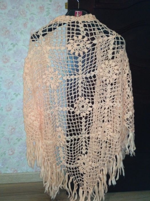 Вязанная шаль персикового цвета