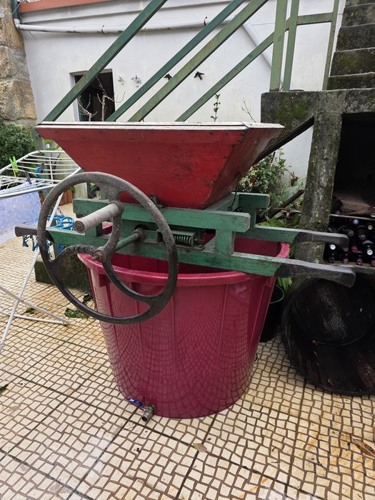 Vendo esmagadora e cesto de 350 litros