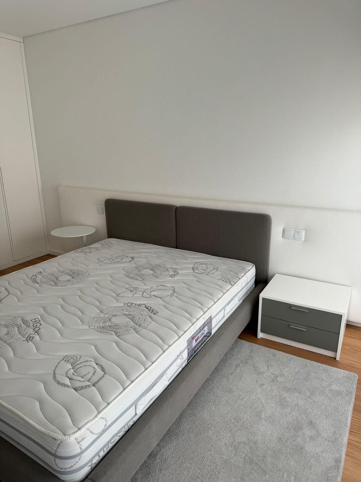 Cama de casal, colchão Ergoflex, cabeceiras e estrado