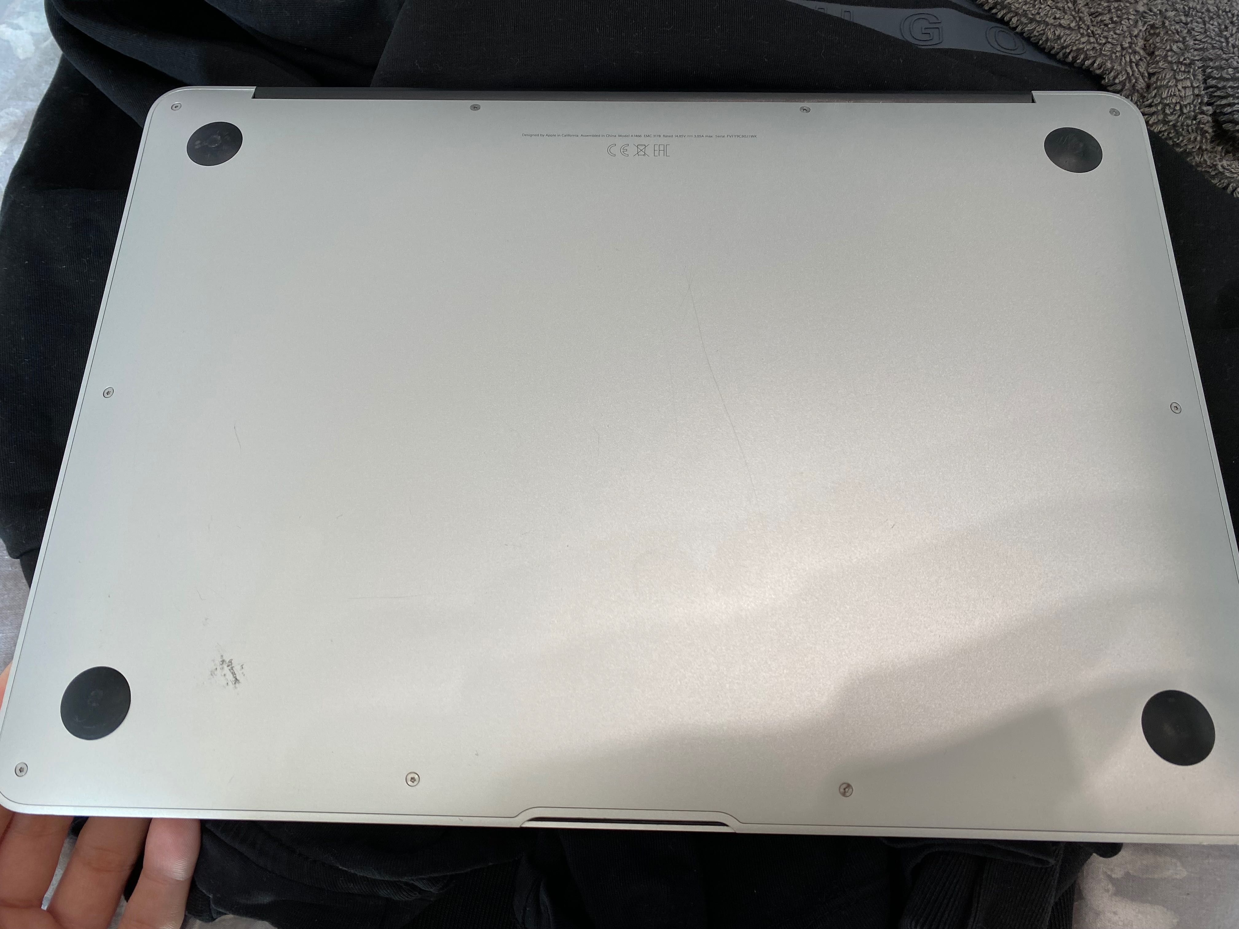 MacBook Air srebrny nowa bateria stan b. dobry, kondycja idealna