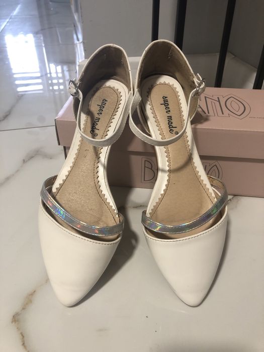 Białe baleriny z paskiem