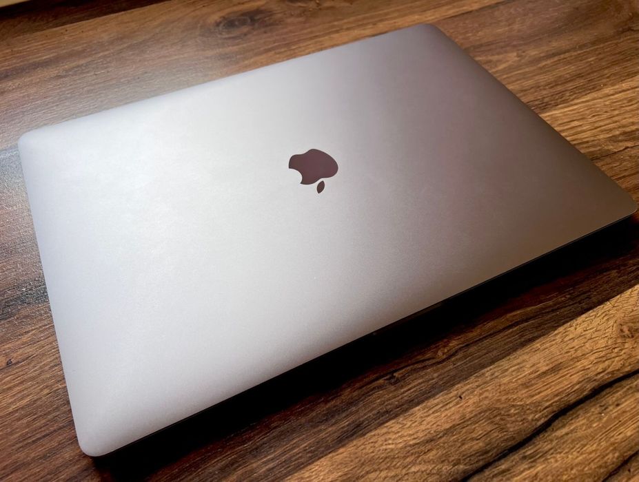 MacBook Pro 2017 15 i7 2.9/ 16GB / 500GB/ Touch Bar