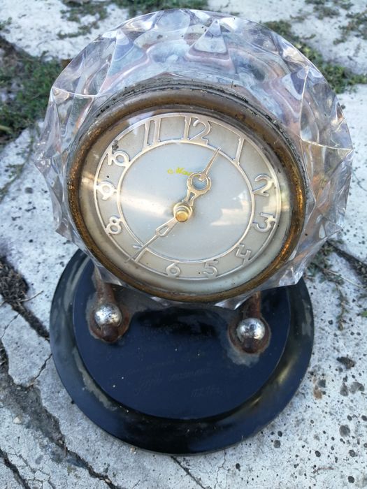 Часы, не в рабочем состоянии.