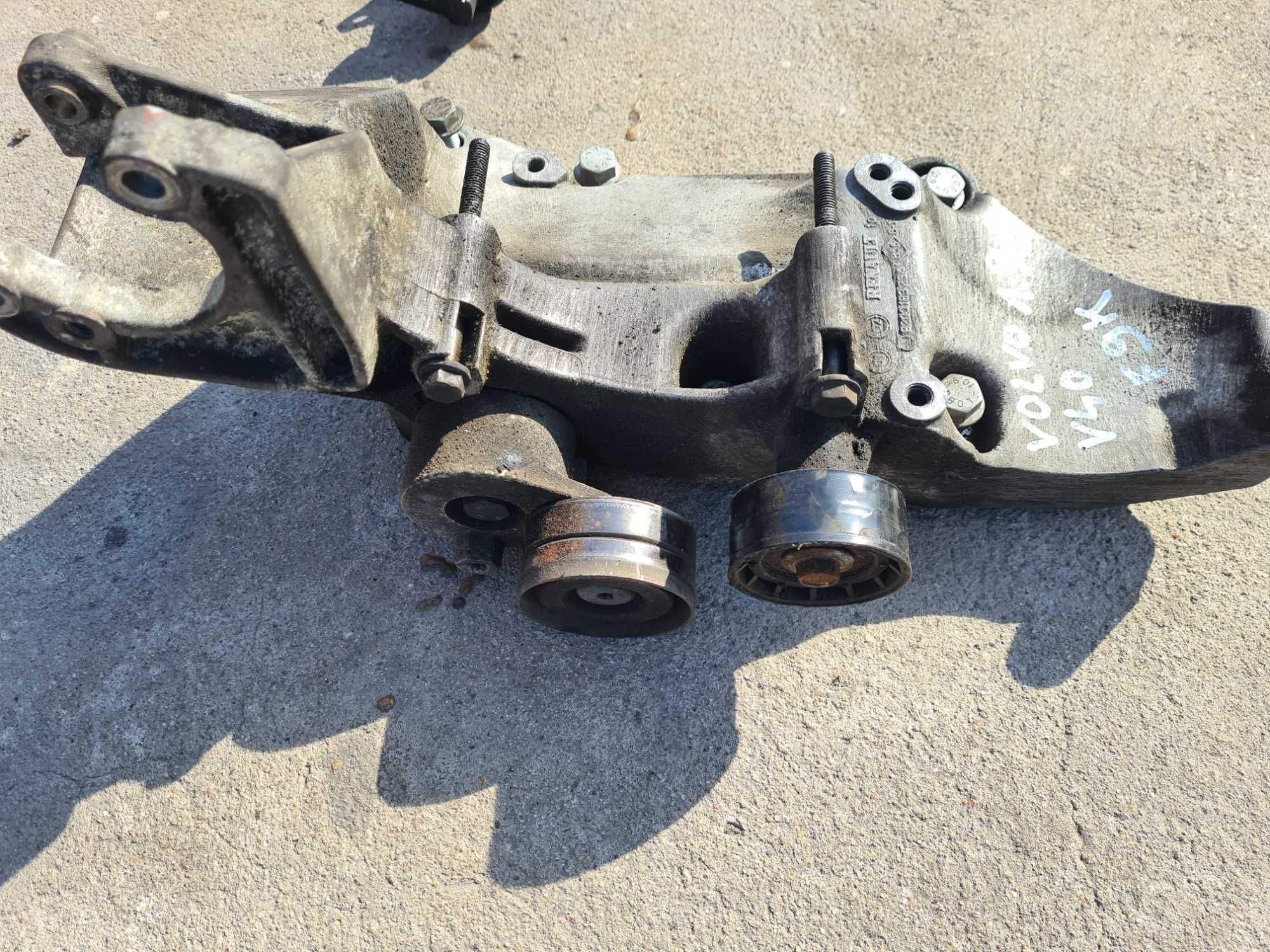 Łapa wspornik alternatora pompy Vw Passat b5 1.9 115