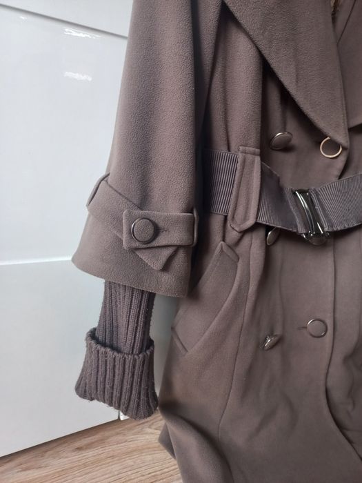 Damski płaszcz z wełnianymi rękawami.