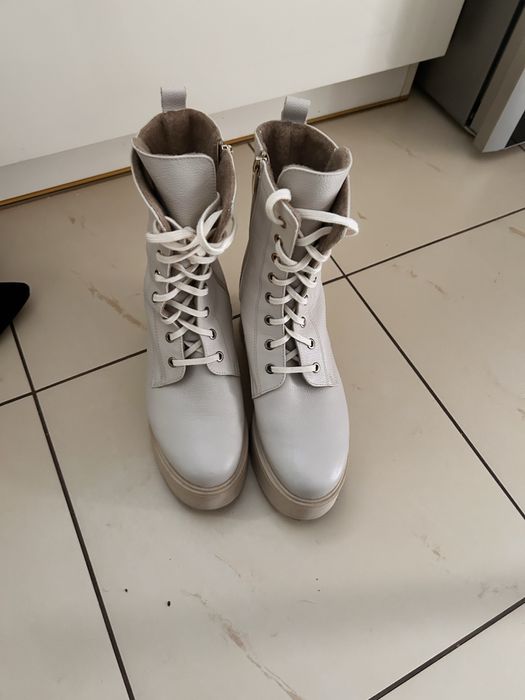 Botki bezowe na koturnie r 39
