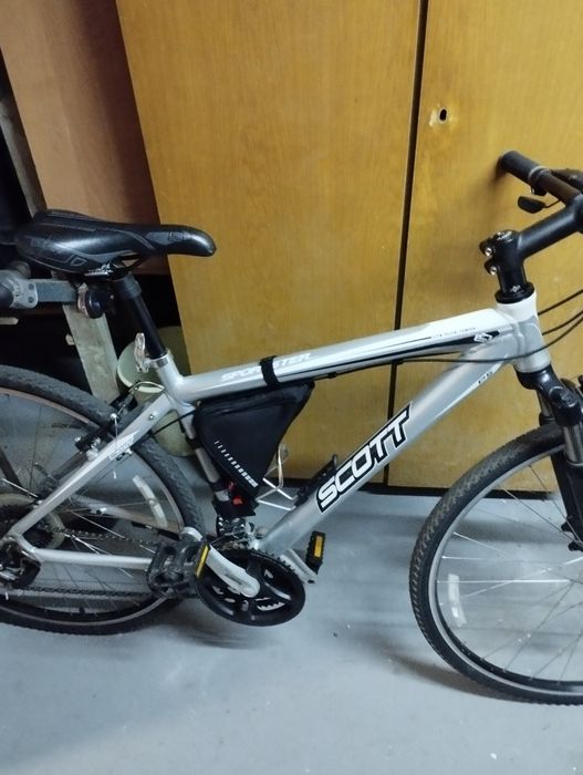 Rower trekkingowy marki scott