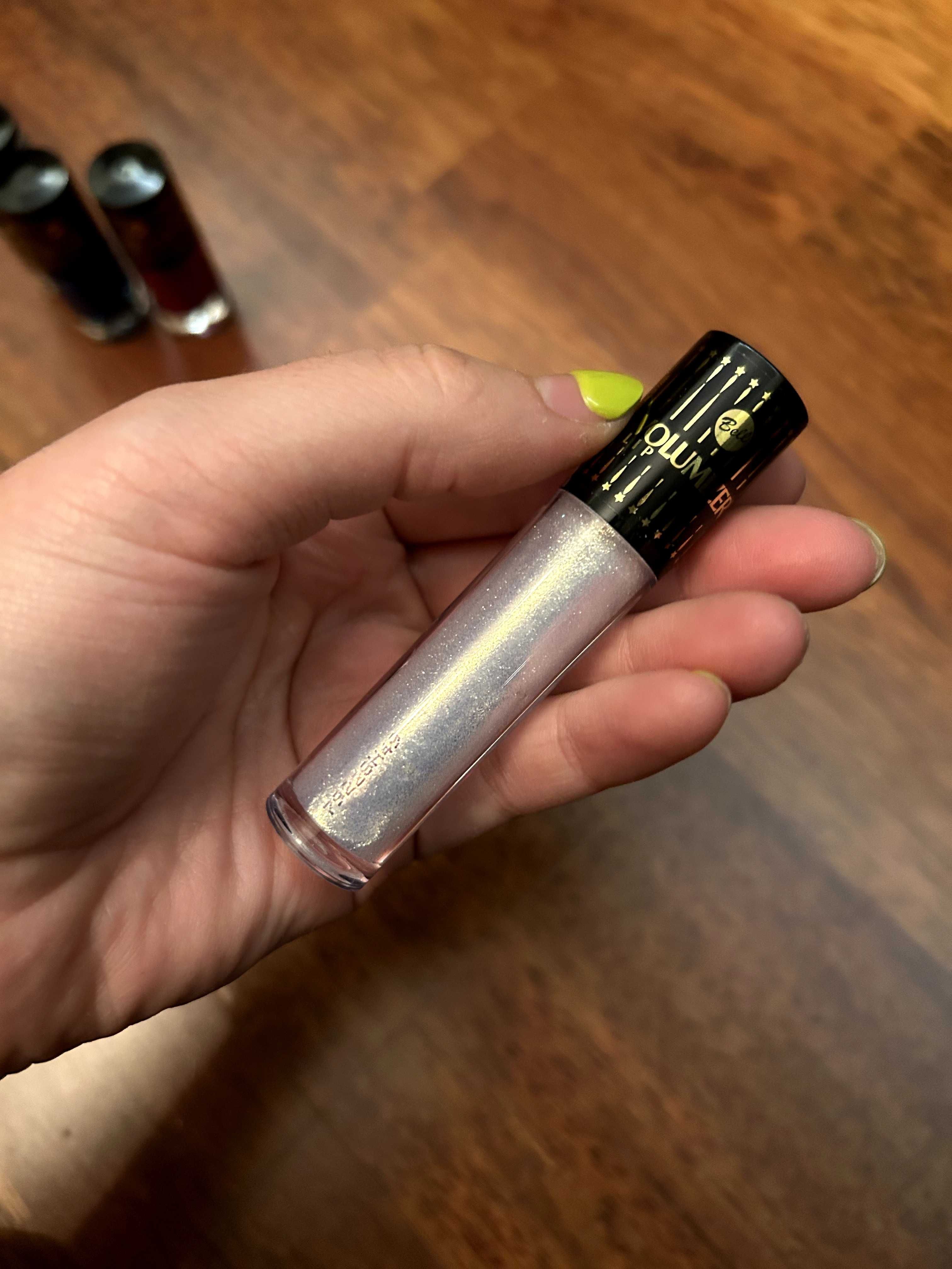 Błyszczyk do ust z drobinkami lip Volumizer bell