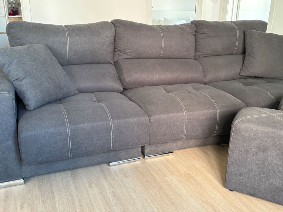 Sofá cinza com puffs