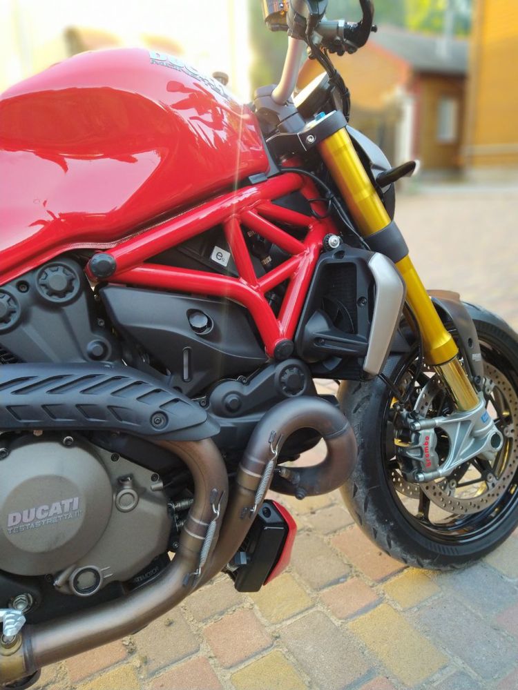 Ducati Monster 1200S.