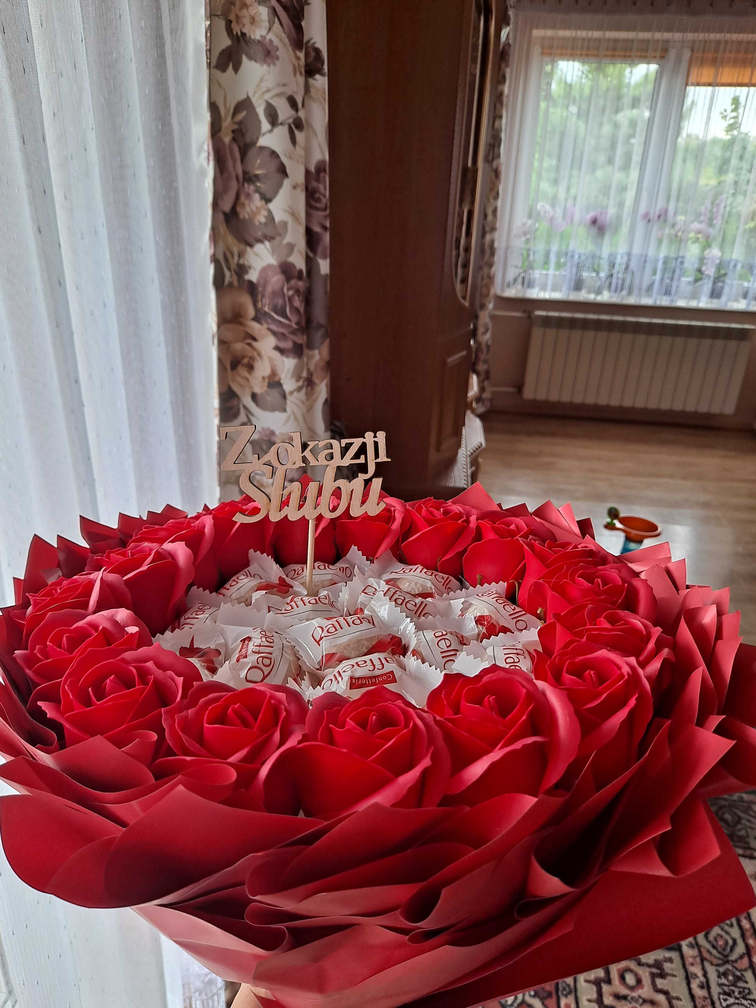 Bukiet z rafaello i róż mydlanych Walentynki Dzień Kobiet urodziny