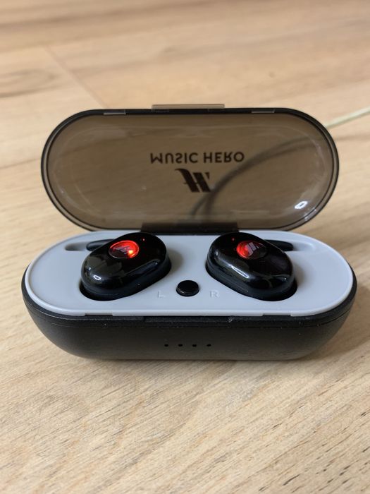 Wireless stereo earset