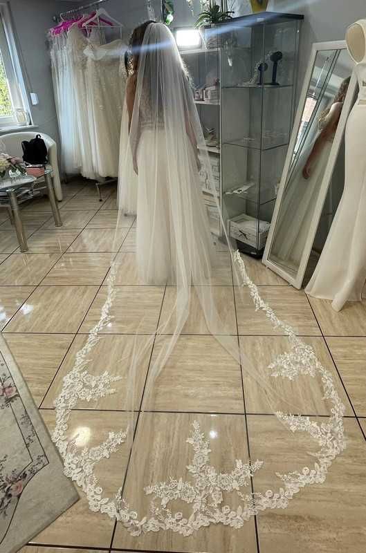 Suknia ślubna błyszcząca glamour.