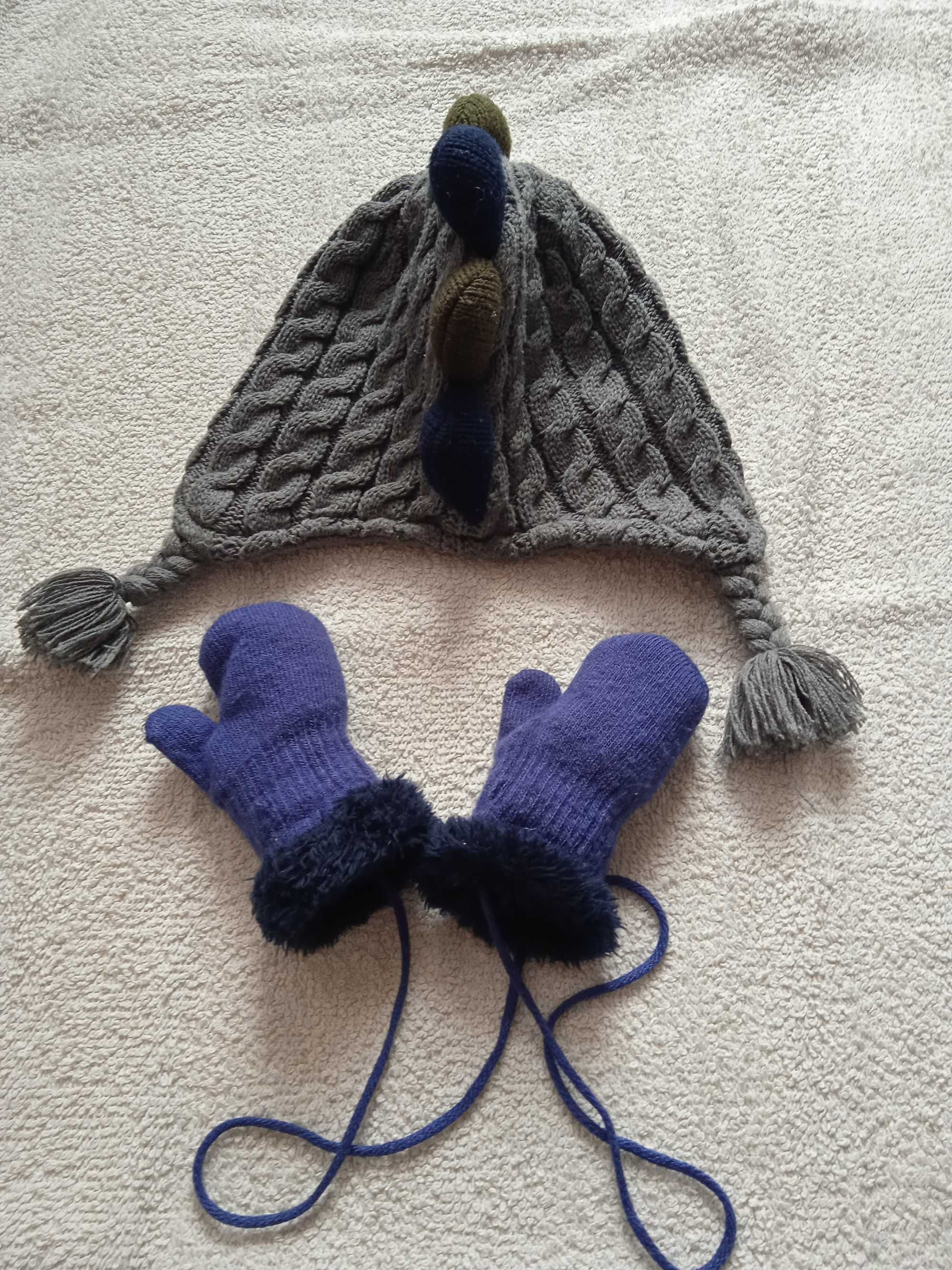 zestaw dwie ciepłe czapki na zimę dla chłopca i rękawiczki na sznurku