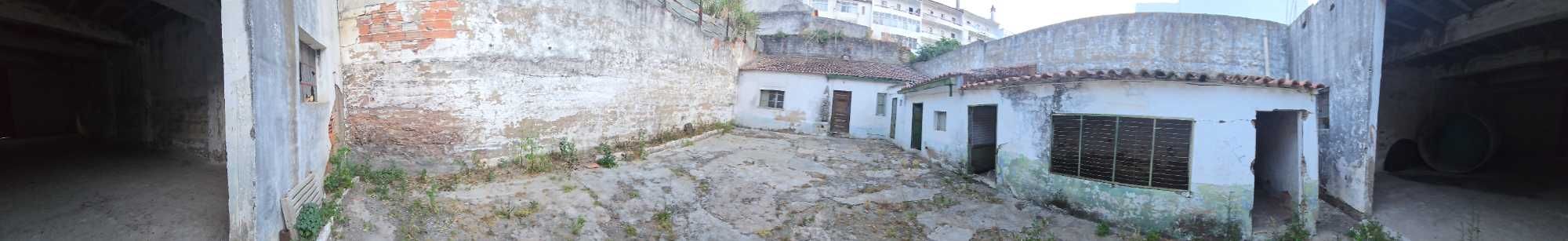 Armazém com anexo para venda em Beja