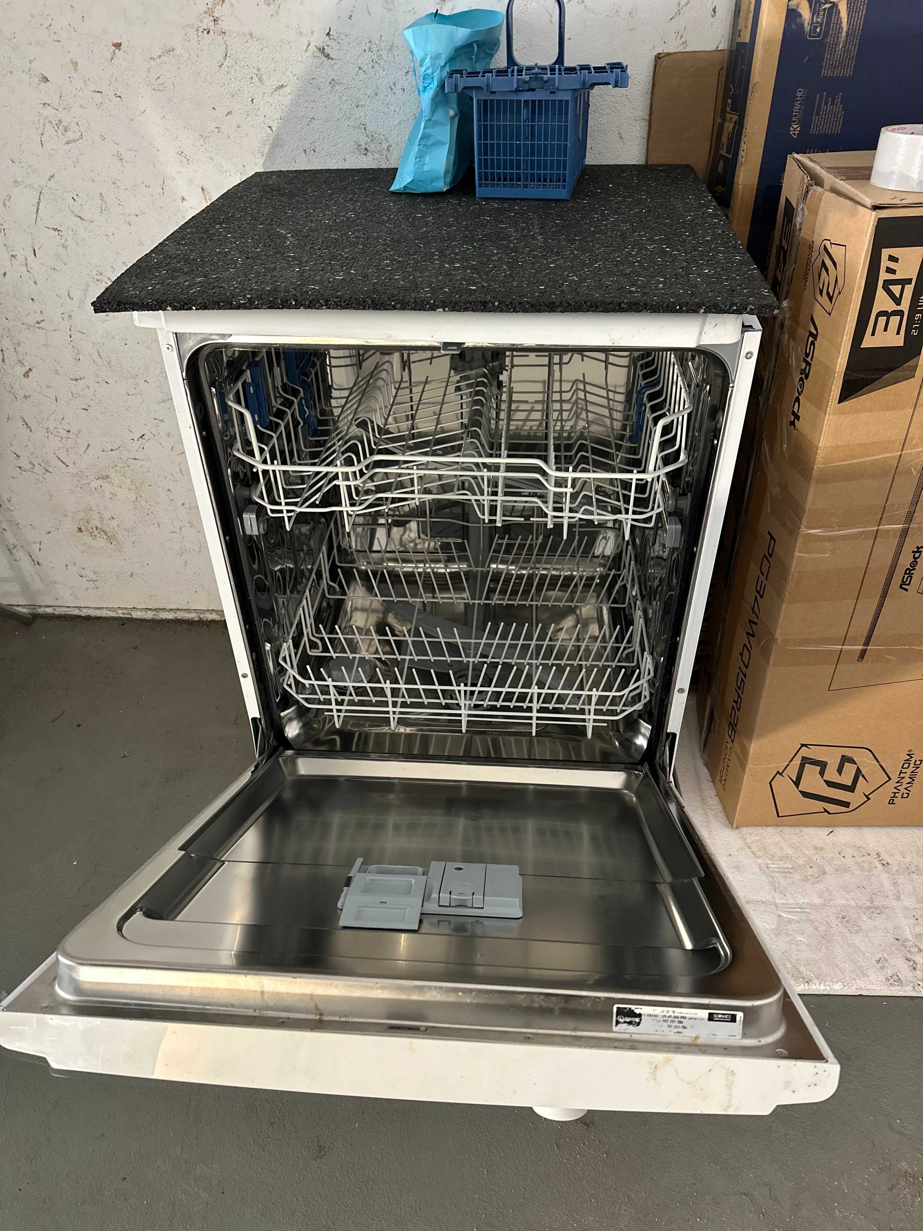 Máquina de Lavar Louça Indesit Eco – Excelente Estado