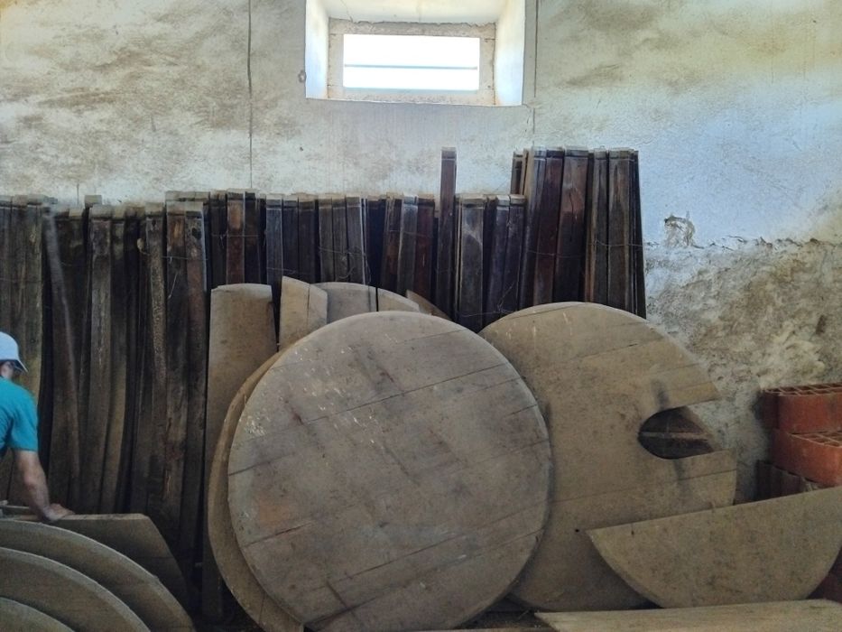 Fundos e aduelas de tonéis de madeira de castanho