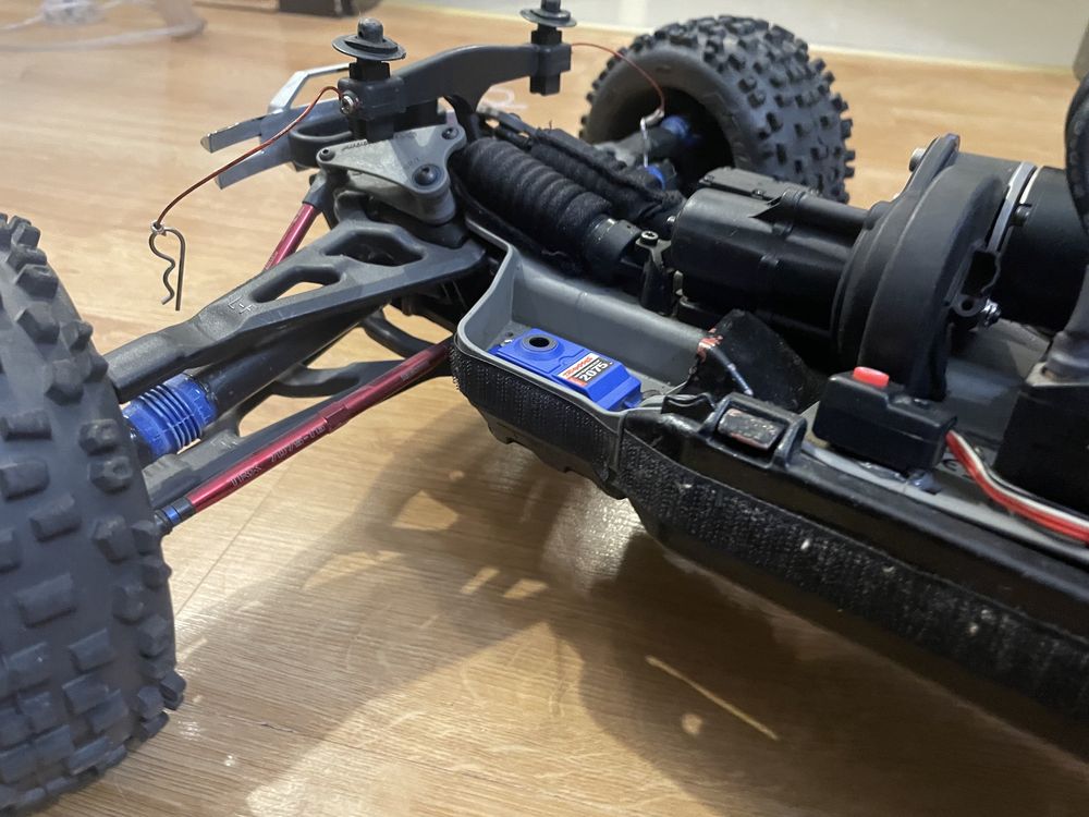 Szybki model TRAXXAS E-Revo Brushless 1/10 doinwestowany