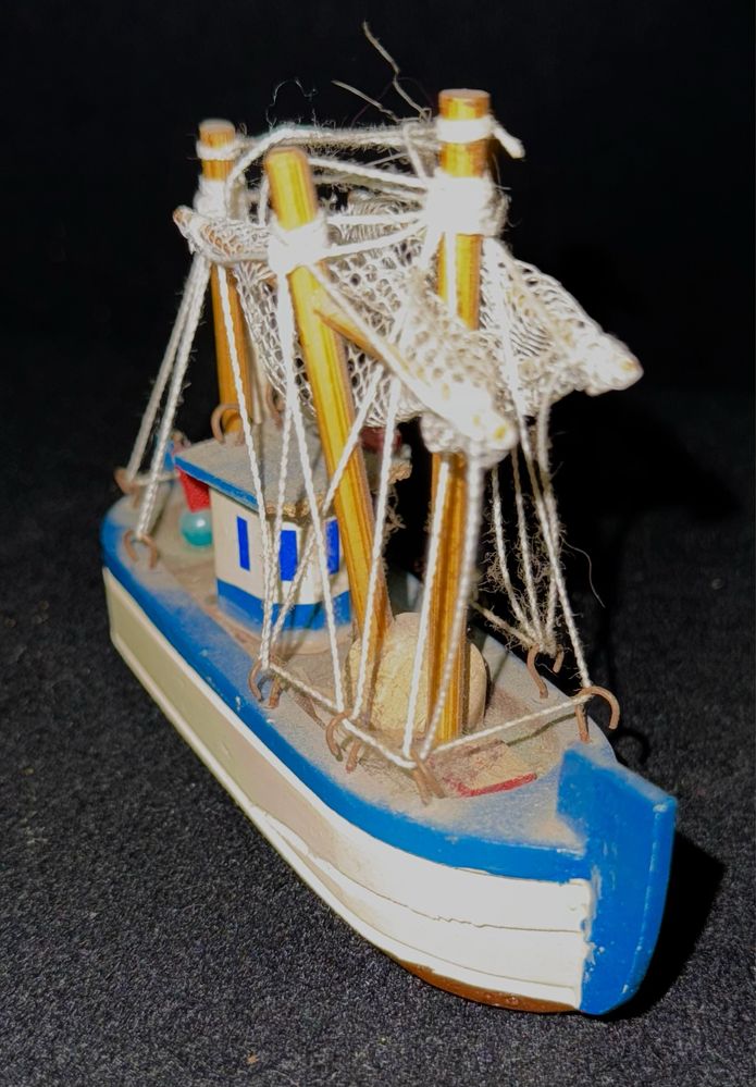 Miniatura de barco de pesca