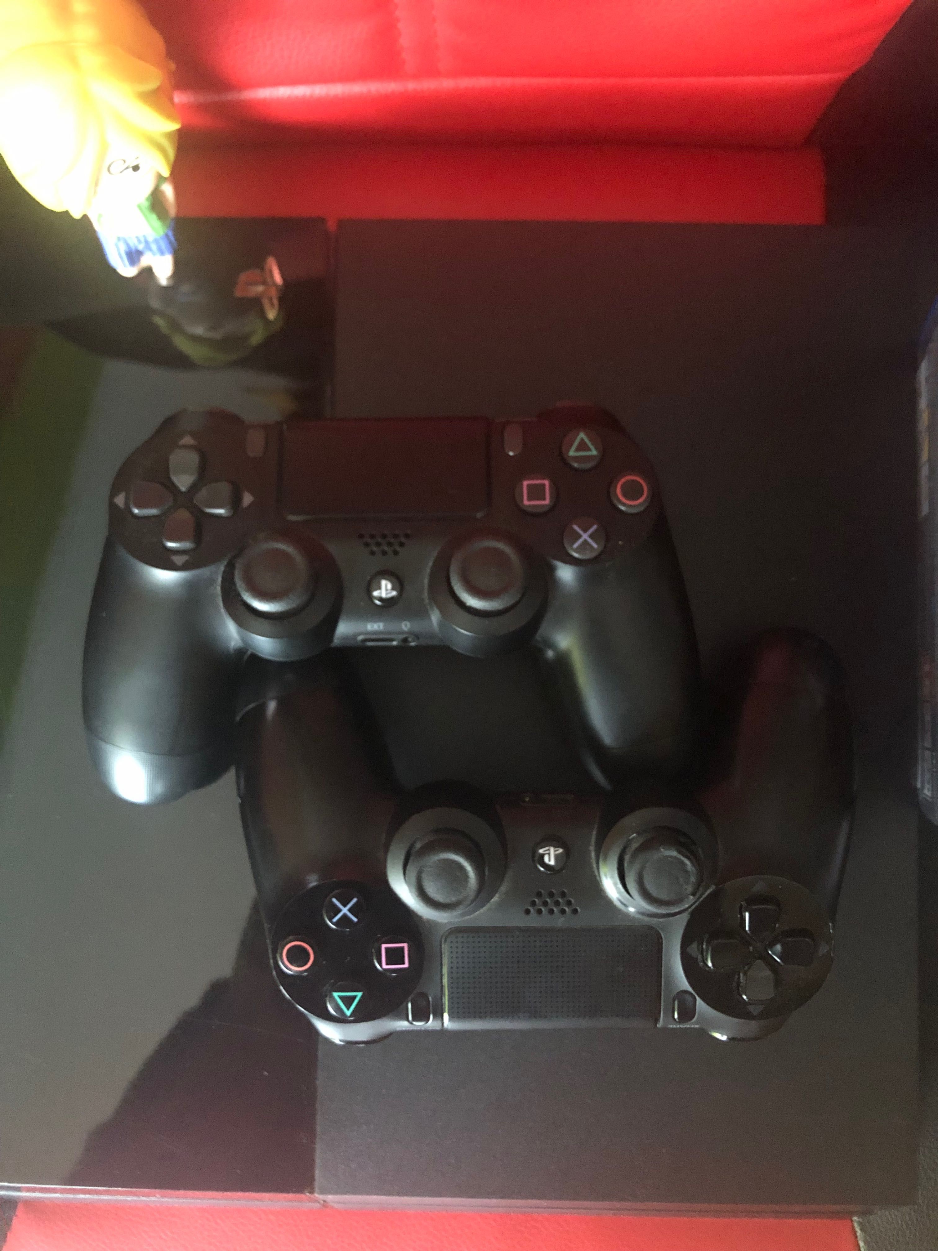 PS4 500GB + 2 Comandos + 2 Jogos