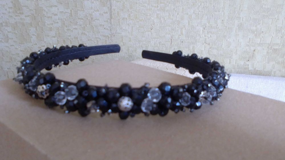 Черный обруч для волос с хрустальными бусинами hand made.