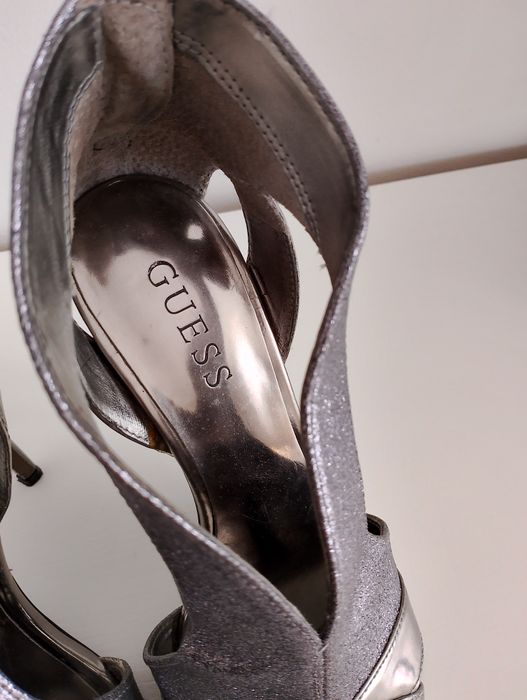 Srebrne eleganckie sandały na obcasie guess rozmiar 38 ( US 7 1/2).
Wy