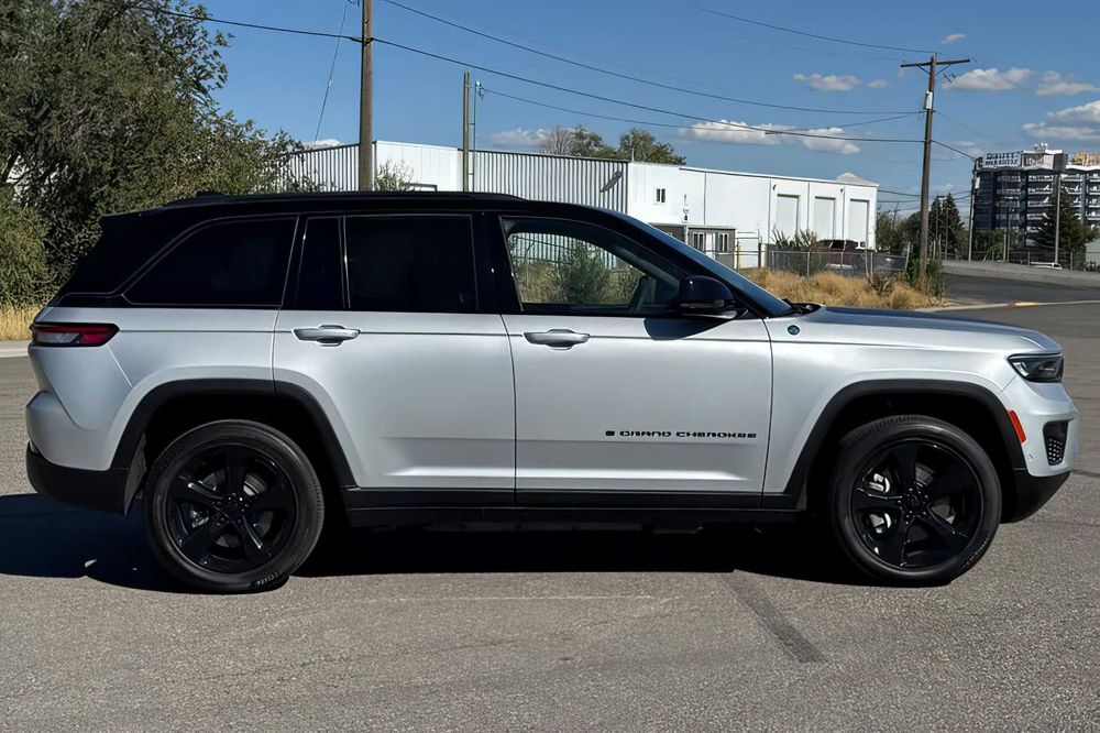 Jeep Grand Cherokee      2023