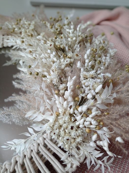 Lustro kompozycja kwiatów