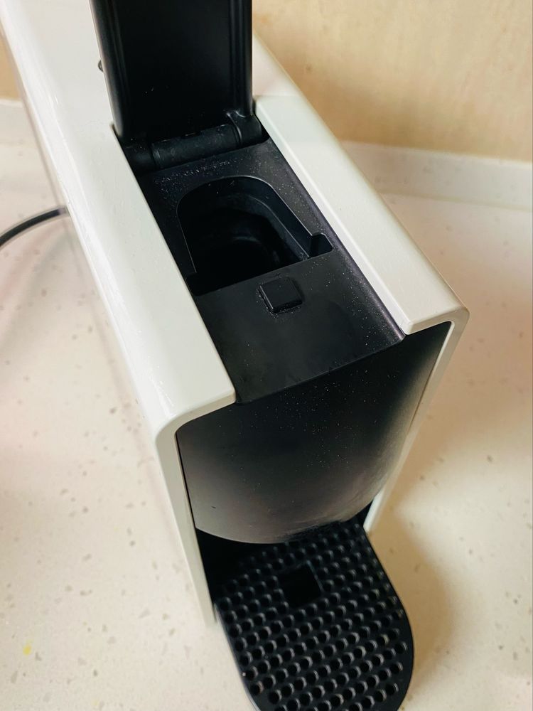 Máquina de Café Nespresso Essenza Mini - Ótimo Estado