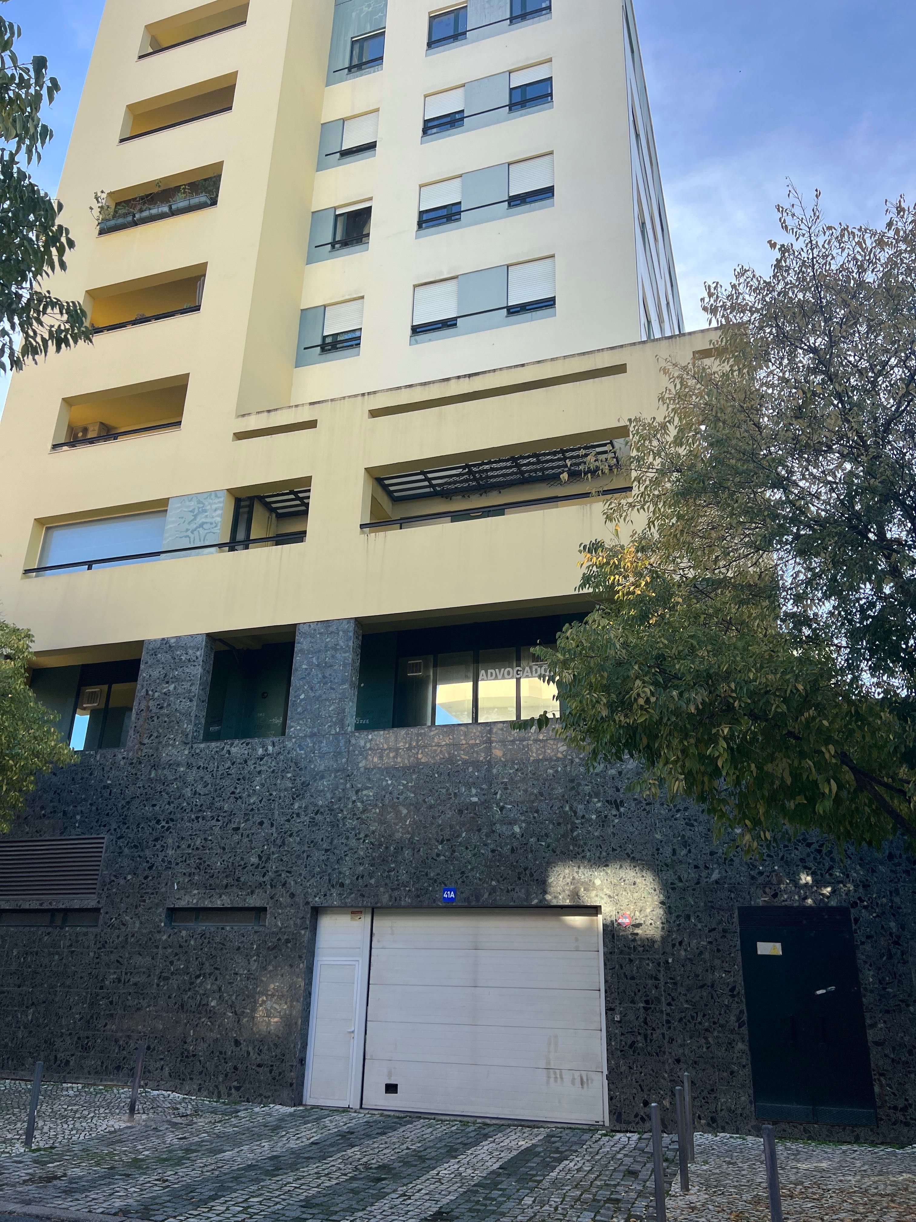 Aluga-se local de garagem Parque das Nações