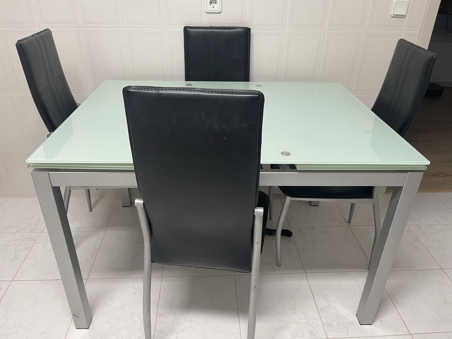 Mesa de cozinha com vidro temperado e 4 cadeias