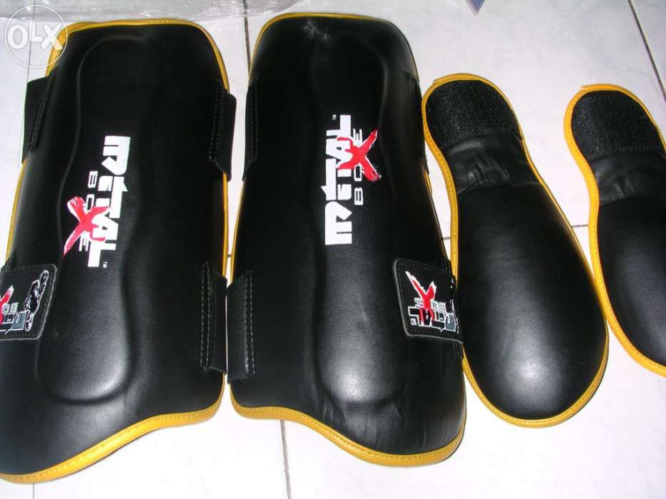 Luvas de Boxing e caneleiras Novas