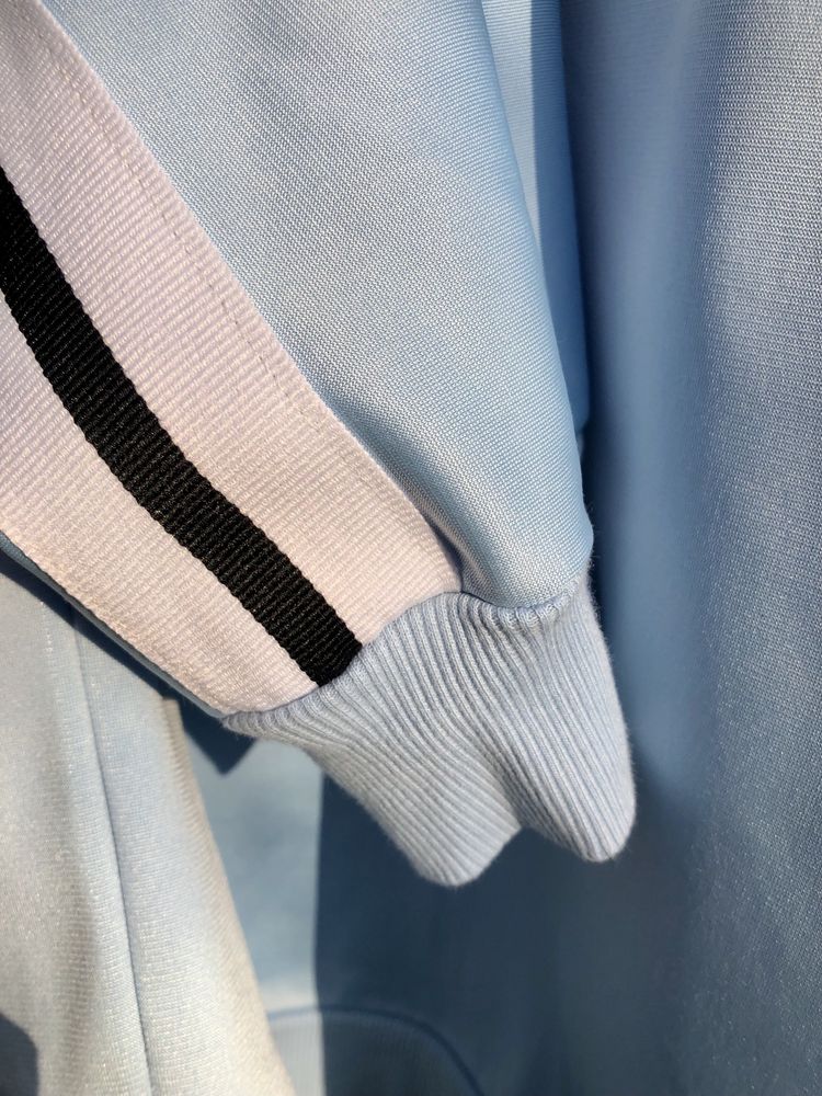 Niebieska bluza ze stójką i lampasami