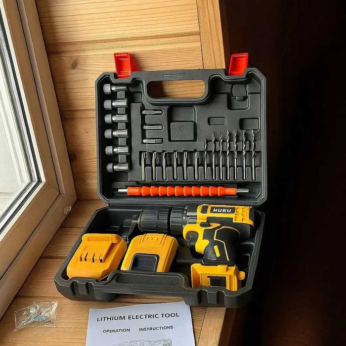 Ударний шуруповерт з набором слюсарних інструментів у валізі