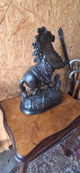 Rzeźba , figura - półnagi mężczyzna z koniem  43cm.