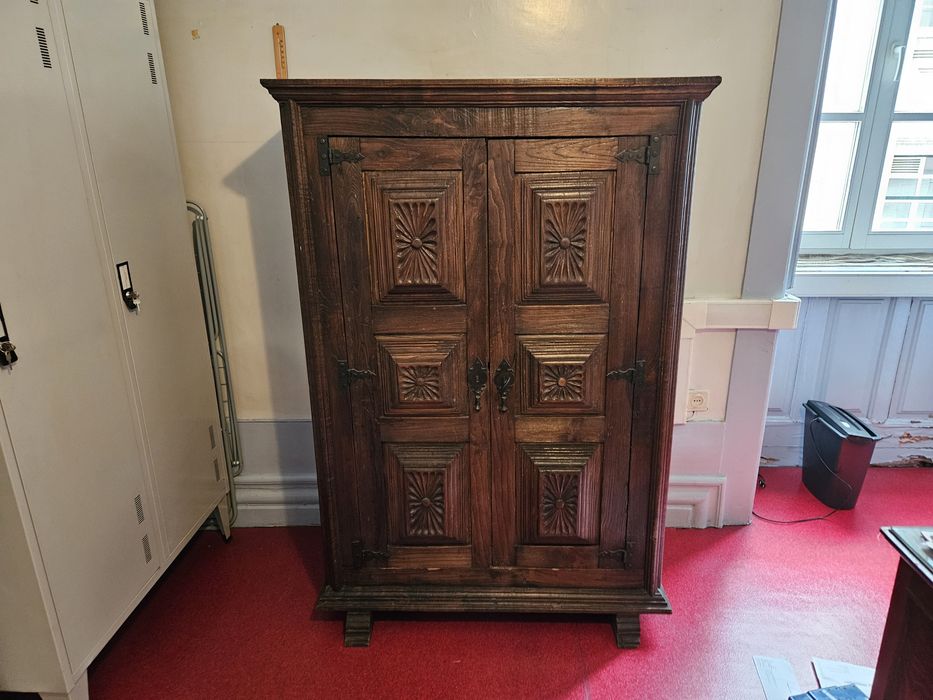 Móvel antigo em madeira maciça