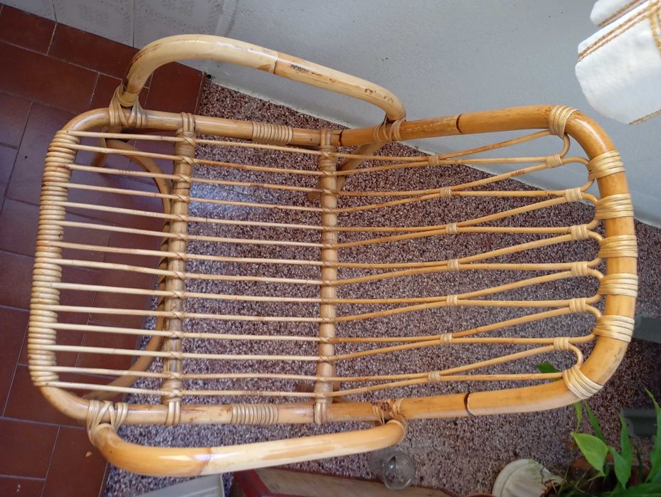 Sofá de 3 lugares, mesa, cadeiras em bambu